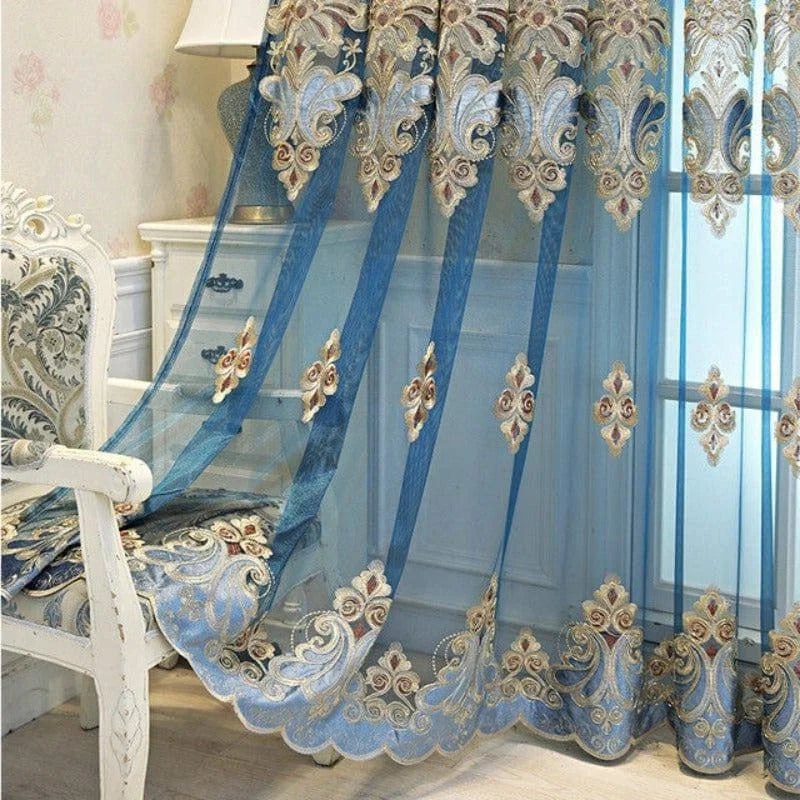 Rideaux décoratifs élégants avec motifs floraux brodés, idéaux pour embellir votre salon ou chambre à coucher. Leur design raffiné et leurs couleurs harmonieuses ajoutent une touche de sophistication à la décoration intérieure. Parfaits pour créer une ambiance classique et chaleureuse dans votre espace de vie.