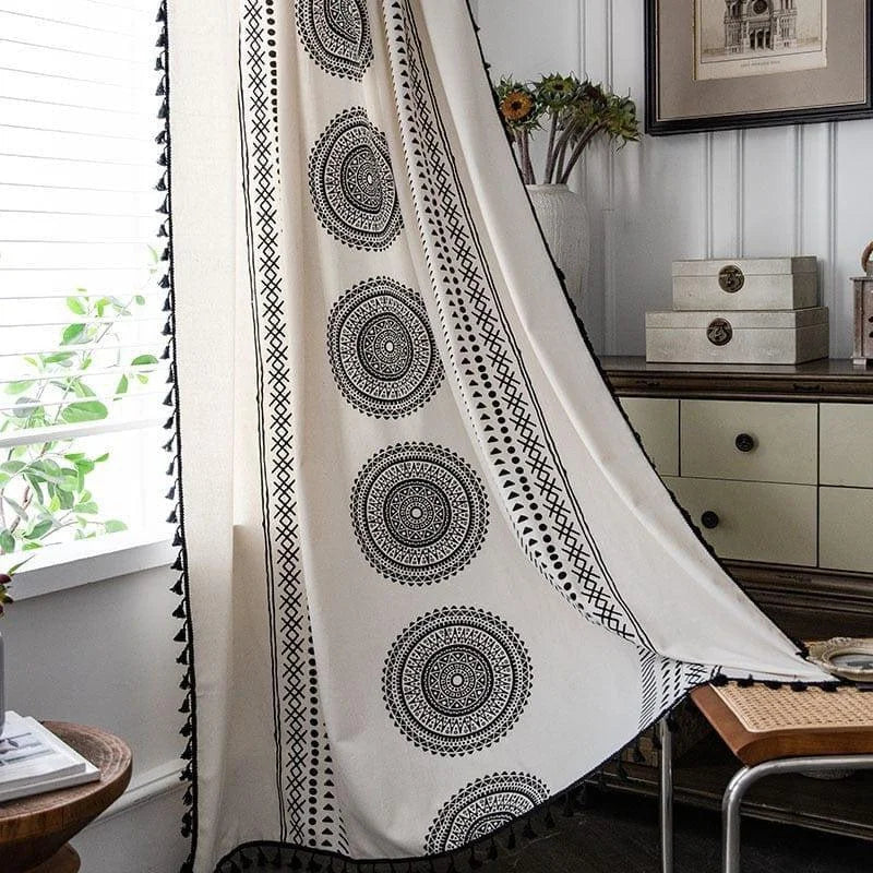 Rideau décoratif blanc avec motifs circulaires noirs, idéal pour ajouter une touche bohème à votre intérieur. Parfait pour filtrer la lumière tout en apportant une ambiance chaleureuse et élégante à votre salon ou chambre. Idéal pour les amateurs de design d'intérieur recherchant un style unique et apaisant.