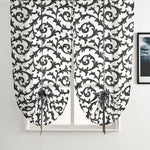 Store bateau à motif baroque noir et blanc, idéal pour ajouter une touche élégante à votre décoration intérieure. Ce rideau apporte une lumière tamisée tout en préservant votre intimité. Parfait pour le salon ou la chambre, il combine style et fonctionnalité pour transformer votre espace de vie.