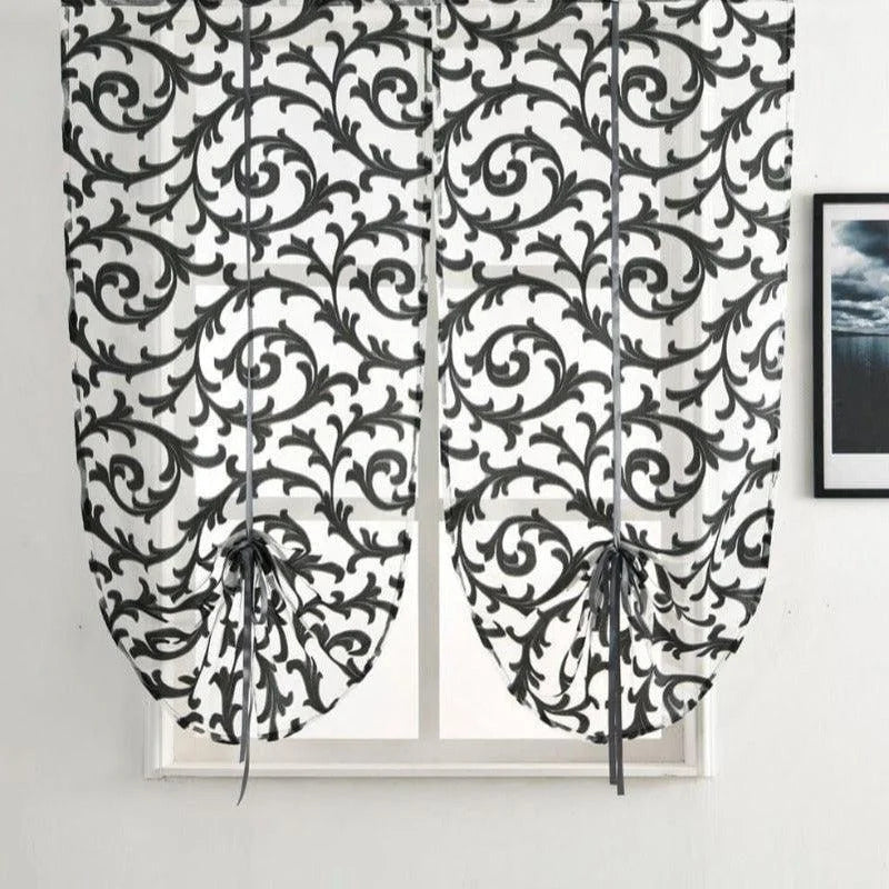 Store bateau à motif baroque noir et blanc, idéal pour ajouter une touche élégante à votre décoration intérieure. Ce rideau apporte une lumière tamisée tout en préservant votre intimité. Parfait pour le salon ou la chambre, il combine style et fonctionnalité pour transformer votre espace de vie.