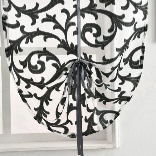 Rideau décoratif avec motif baroque noir sur fond blanc, idéal pour ajouter une touche élégante et moderne à votre intérieur. Ce store à nouer offre une solution pratique et esthétique pour embellir vos fenêtres tout en réglant la luminosité. Parfait pour les salons, chambres ou espaces de travail. Découvrez ce modèle raffiné qui s'intègre harmonieusement dans une variété de décorations d'intérieur.