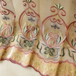 Rideau brodé avec motifs floraux et arabesques en tons pastel. Élégant et raffiné, il apporte une touche de charme à votre intérieur. Idéal pour embellir les salons ou les chambres à coucher, ce rideau ajoute un aspect décoratif sophistiqué et chaleureux. Fixation facile pour un rendu esthétique parfait dans tout espace de vie.