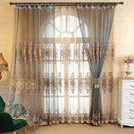 Rideau élégant avec motifs floraux ornant une grande fenêtre en arc, apportant une touche raffinée à la décoration intérieure. Le rideau est partiellement tiré, laissant entrer une douce lumière naturelle, idéal pour un salon ou une chambre sophistiquée. Accessoire décoratif chic pour embellir les espaces de vie avec style.
