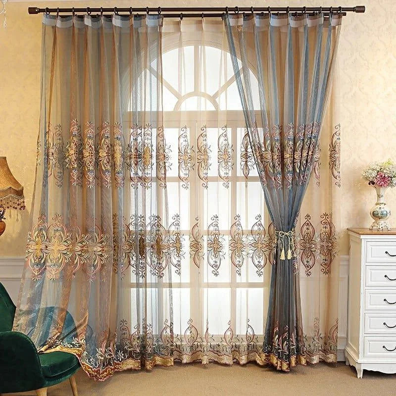 Rideau élégant avec motifs floraux ornant une grande fenêtre en arc, apportant une touche raffinée à la décoration intérieure. Le rideau est partiellement tiré, laissant entrer une douce lumière naturelle, idéal pour un salon ou une chambre sophistiquée. Accessoire décoratif chic pour embellir les espaces de vie avec style.