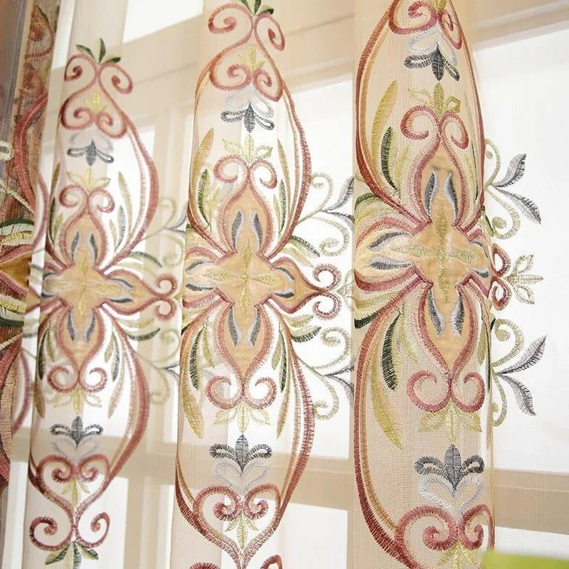 Rideaux décoratifs élégants avec motifs floraux brodés, ajoutant une touche artistique et raffinée à votre intérieur. Ces voilages sont parfaits pour créer une ambiance chaleureuse et accueillante dans n'importe quelle pièce de votre maison. Idéal pour un salon ou une chambre, ce design apporte délicatesse et sophistication à votre décoration.