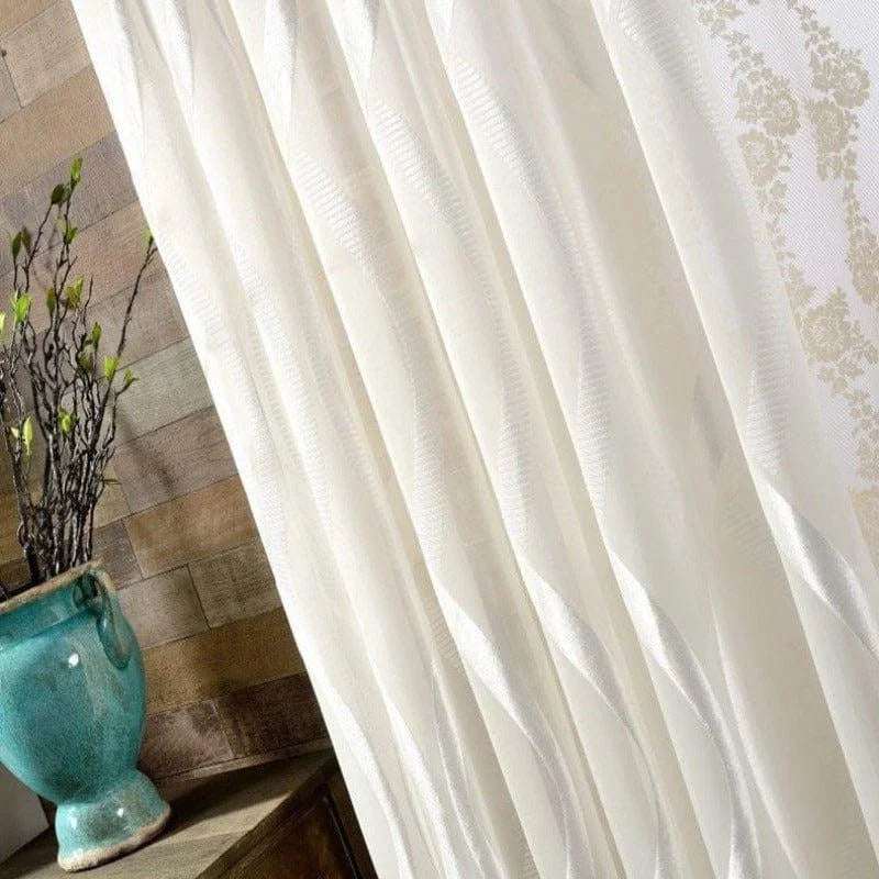 Rideaux élégants blancs pour salon, design moderne, décoration intérieure raffinée, apport de lumière douce, ambiance apaisante, élément décoratif chic, harmonie avec l'intérieur, accent sur le style et l'élégance.