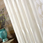 Rideaux élégants blancs pour salon, design moderne, décoration intérieure raffinée, apport de lumière douce, ambiance apaisante, élément décoratif chic, harmonie avec l'intérieur, accent sur le style et l'élégance.