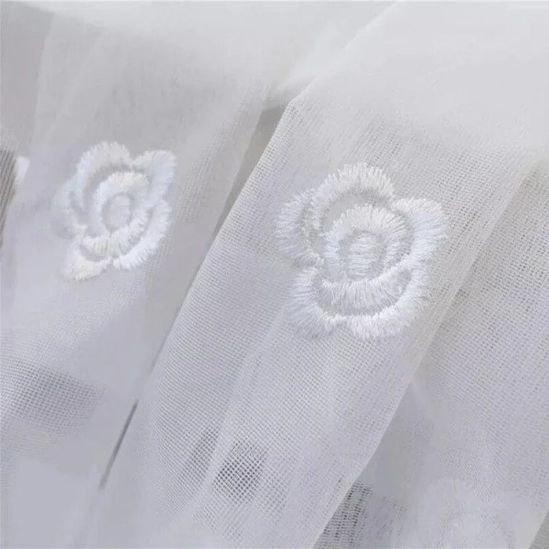 Voilage décoratif blanc avec motifs floraux élégants, idéal pour une décoration intérieure lumineuse et raffinée. Ajustable à toutes fenêtres, ce voilage apporte une touche de douceur et de modernité à votre maison. Parfait pour créer une ambiance apaisante et élégante.