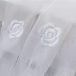 Voilage décoratif blanc avec motifs floraux élégants, idéal pour une décoration intérieure lumineuse et raffinée. Ajustable à toutes fenêtres, ce voilage apporte une touche de douceur et de modernité à votre maison. Parfait pour créer une ambiance apaisante et élégante.