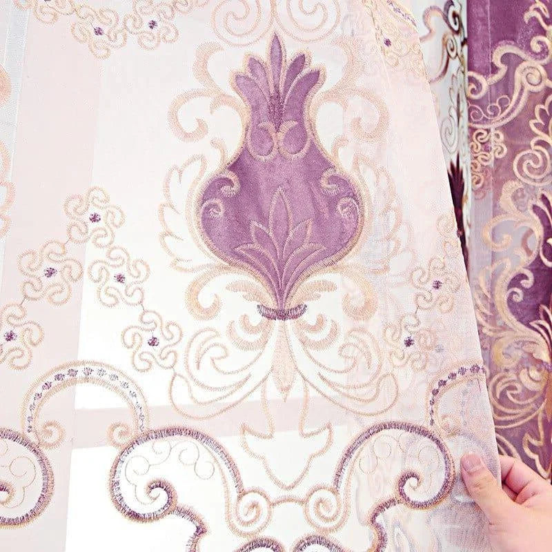 Rideau décoratif élégant avec motifs floraux brodés et motifs baroques, idéal pour un salon ou une chambre. Ajoute une touche de sophistication et de couleur avec ses nuances de violet et doré. Parfait pour un décor intérieur raffiné.