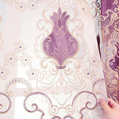 Rideau décoratif élégant avec motifs floraux brodés et motifs baroques, idéal pour un salon ou une chambre. Ajoute une touche de sophistication et de couleur avec ses nuances de violet et doré. Parfait pour un décor intérieur raffiné.