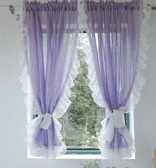 Rideaux décoratifs en violet clair avec bordure en dentelle blanche, idéaux pour ajouter une touche élégante et romantique à votre intérieur. Parfaits pour les salons, chambres ou cuisines, ils offrent une luminosité douce et chaleureuse tout en préservant l'intimité. Ces rideaux se distinguent par leur design raffiné et leur capacité à transformer l'ambiance de votre espace de vie.