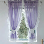 Rideaux décoratifs en violet clair avec bordure en dentelle blanche, idéaux pour ajouter une touche élégante et romantique à votre intérieur. Parfaits pour les salons, chambres ou cuisines, ils offrent une luminosité douce et chaleureuse tout en préservant l'intimité. Ces rideaux se distinguent par leur design raffiné et leur capacité à transformer l'ambiance de votre espace de vie.