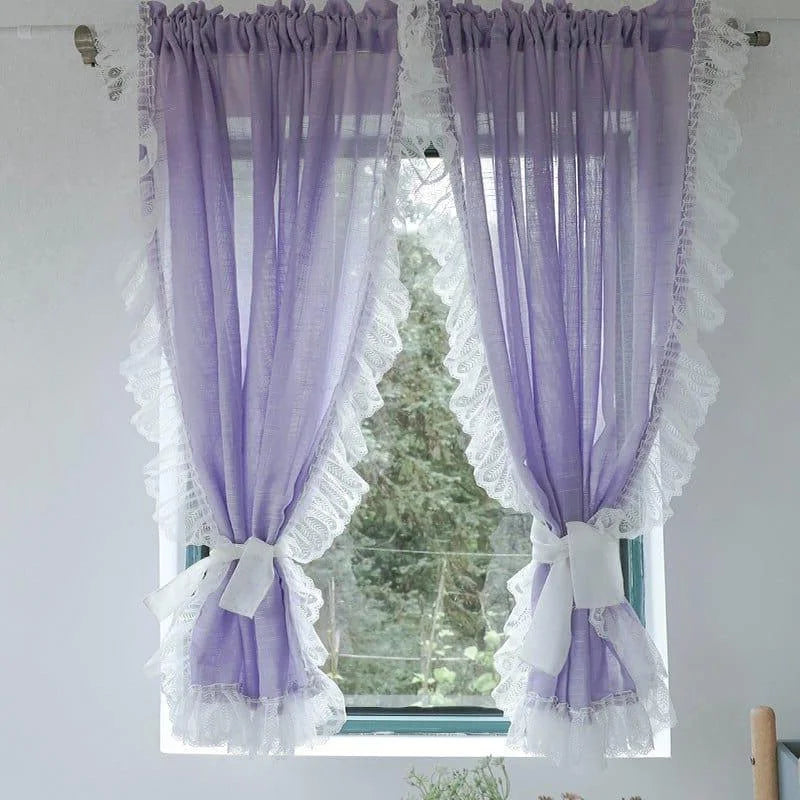 Rideaux décoratifs en violet clair avec bordure en dentelle blanche, idéaux pour ajouter une touche élégante et romantique à votre intérieur. Parfaits pour les salons, chambres ou cuisines, ils offrent une luminosité douce et chaleureuse tout en préservant l'intimité. Ces rideaux se distinguent par leur design raffiné et leur capacité à transformer l'ambiance de votre espace de vie.