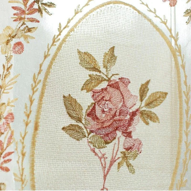 Tissu décoratif avec motif floral rose et feuillage vert, idéal pour embellir vos intérieurs. Design élégant et raffiné, parfait pour une ambiance romantique et chaleureuse. Convient pour des projets de décoration comme des rideaux, coussins ou tapisserie murale.