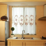 Rideau de cuisine élégant avec motifs floraux, idéal pour ajouter une touche de charme à votre espace intérieur. Adapté pour les fenêtres de cuisine, ce rideau décoratif améliore l'esthétique tout en permettant la diffusion de la lumière naturelle. Parfait pour tous les styles de décoration intérieure, ce rideau embellit votre cuisine avec sophistication.