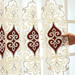 Rideau décoratif à motif floral élégant, idéal pour embellir les fenêtres du salon ou de la chambre. Le design raffiné présente des détails complexes en beige et rouge, ajoutant une touche chic et sophistiquée à la décoration intérieure. Parfait pour créer une ambiance chaleureuse et accueillante tout en laissant passer la lumière naturelle.