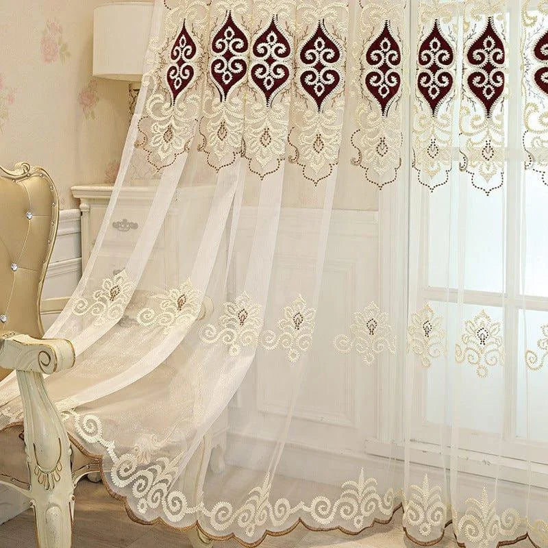 Rideaux élégants avec motifs décoratifs brodés en blanc et rouge foncé, idéal pour apporter une touche sophistiquée à votre salon ou chambre. Design classique et raffiné pour une décoration intérieure chic.