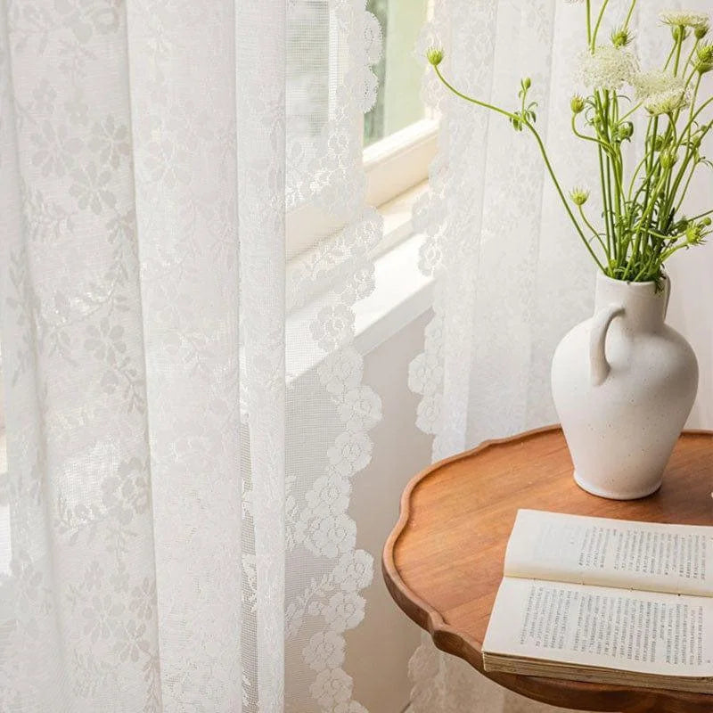 Voilage blanc élégant avec motif floral en relief pour une décoration intérieure raffinée. Apporte une touche de lumière naturelle à votre salon ou chambre tout en préservant votre intimité. Idéal pour un style classique ou moderne. Découvrez le charme intemporel de ce rideau décoratif, parfait pour créer une ambiance douce et chaleureuse chez vous.