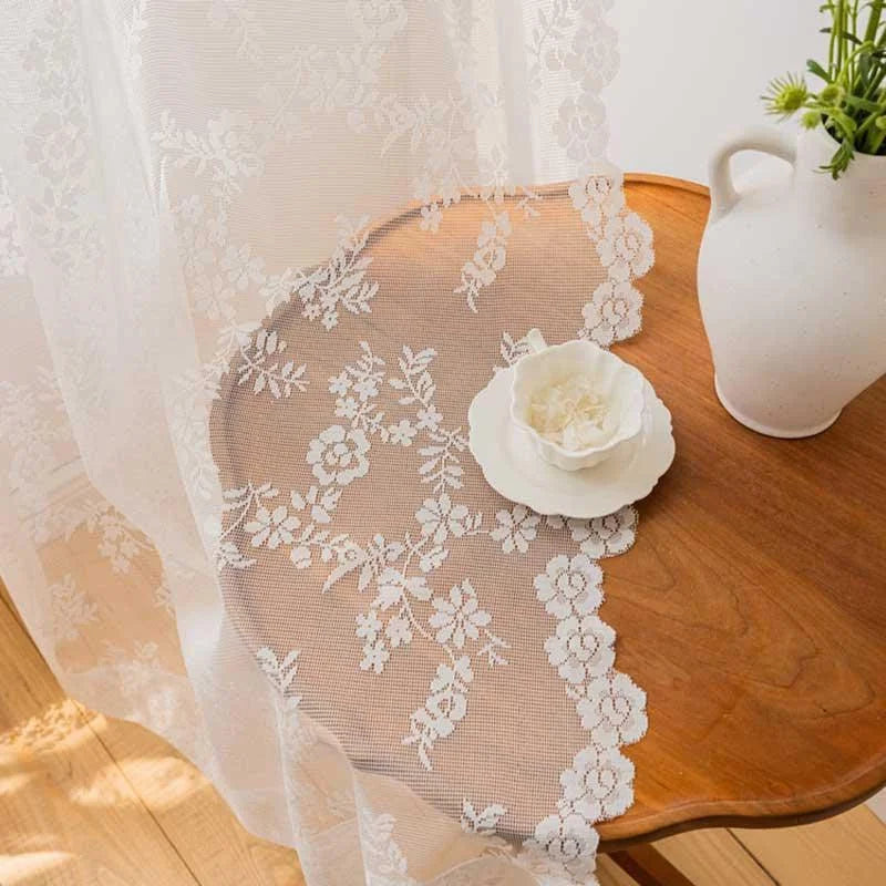 Rideau décoratif à motif floral blanc, idéal pour apporter une touche élégante à votre intérieur. Parfait pour illuminer les pièces tout en garantissant une ambiance raffinée. Accessoire de décoration pour table en harmonie avec une vaisselle blanche, ajoutant charme et sophistication à votre maison.