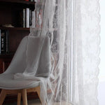 Voilage élégant avec motifs floraux, idéal pour apporter une touche de raffinement à votre intérieur. Parfait pour diffuser la lumière naturelle tout en préservant l'intimité. Idéal pour le salon ou la chambre à coucher, cet accessoire décoratif transforme l'ambiance de votre pièce avec subtilité.