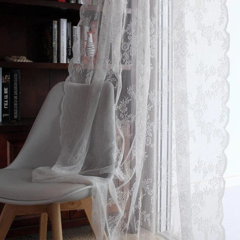 Voilage élégant avec motifs floraux, idéal pour apporter une touche de raffinement à votre intérieur. Parfait pour diffuser la lumière naturelle tout en préservant l'intimité. Idéal pour le salon ou la chambre à coucher, cet accessoire décoratif transforme l'ambiance de votre pièce avec subtilité.
