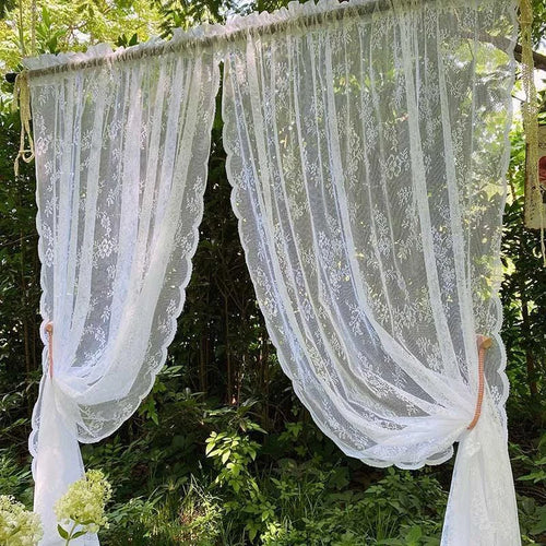 Rideaux décoratifs élégants pour intérieur et extérieur, offrant une ambiance romantique et raffinée à tout espace. Choix parfait pour embellir vos fenêtres ou créer un cadre poétique lors d’événements en plein air. Design délicat qui ajoute une touche de charme naturel à votre décoration.