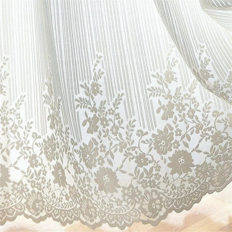 Voilage élégant avec motif floral délicat, parfait pour apporter une touche de sophistication et de lumière naturelle à votre intérieur. Idéal pour les salons, chambres ou salles à manger, ce rideau ajoute une ambiance chaleureuse et accueillante à n'importe quelle pièce. Facile à accrocher et à intégrer dans divers styles de décoration.