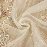 Accessoire élégant de décoration intérieure avec motifs floraux brodés, cette étoffe crème est idéale pour personnaliser vos rideaux ou embellir votre espace de vie. Son design raffiné et ses détails soignés ajoutent une touche de sophistication à toute pièce. Adaptée pour les projets créatifs de couture et d'aménagement, cette toile décorative répond aux besoins esthétiques modernes tout en offrant une allure classique. Ajoutez une note de luxe discret à votre intérieur.