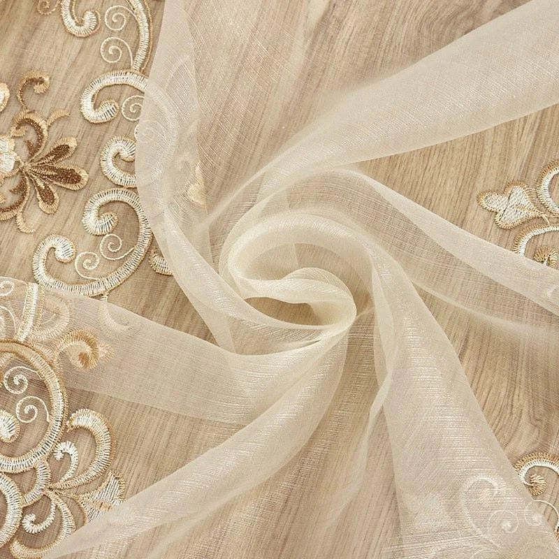 Accessoire élégant de décoration intérieure avec motifs floraux brodés, cette étoffe crème est idéale pour personnaliser vos rideaux ou embellir votre espace de vie. Son design raffiné et ses détails soignés ajoutent une touche de sophistication à toute pièce. Adaptée pour les projets créatifs de couture et d'aménagement, cette toile décorative répond aux besoins esthétiques modernes tout en offrant une allure classique. Ajoutez une note de luxe discret à votre intérieur.