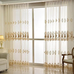 Rideaux élégants avec motifs dorés, parfaits pour une décoration intérieure raffinée. Ils ajoutent une touche sophistiquée à votre salon avec un design délicat et apaisant. Idéal pour filtrer la lumière tout en préservant l'intimité de votre espace de vie.