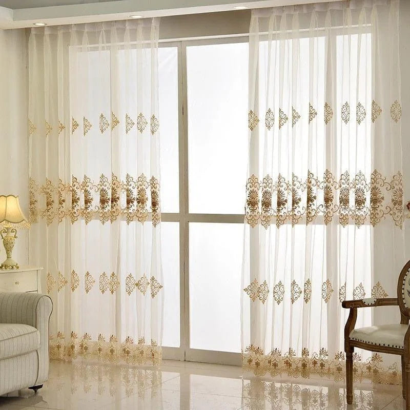 Rideaux élégants avec motifs dorés, parfaits pour une décoration intérieure raffinée. Ils ajoutent une touche sophistiquée à votre salon avec un design délicat et apaisant. Idéal pour filtrer la lumière tout en préservant l'intimité de votre espace de vie.