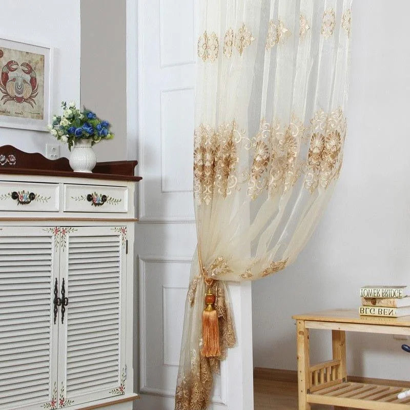 Rideau élégant avec motifs floraux dorés, idéal pour la décoration intérieure sophistiquée. Rehaussez votre espace avec cette tenture chic et raffinée, parfaite pour un salon ou une chambre. Coordonnez facilement avec des meubles classiques et des accessoires décoratifs pour un style harmonieux. Créez une atmosphère chaleureuse et accueillante grâce à son design intemporel.