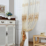 Rideau élégant avec motifs floraux dorés, idéal pour la décoration intérieure sophistiquée. Rehaussez votre espace avec cette tenture chic et raffinée, parfaite pour un salon ou une chambre. Coordonnez facilement avec des meubles classiques et des accessoires décoratifs pour un style harmonieux. Créez une atmosphère chaleureuse et accueillante grâce à son design intemporel.