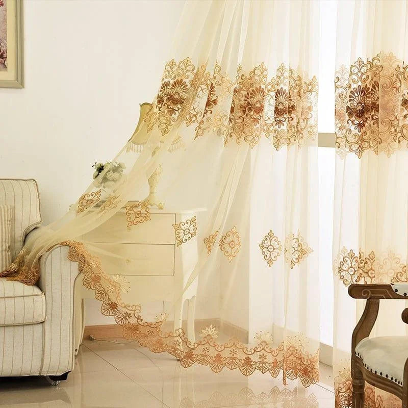 Rideau élégant avec motifs brodés dorés pour salon, ajoutant une touche de sophistication à la décoration intérieure. Idéal pour une ambiance lumineuse et chaleureuse, ce rideau est parfait pour orner vos fenêtres tout en apportant style et raffinement à votre espace de vie. Accessoire décoratif indispensable pour une maison moderne et accueillante.