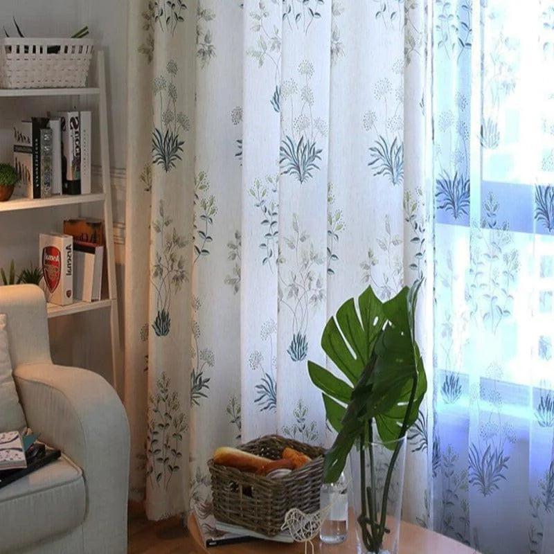 Rideaux élégants et floraux pour salon moderne, apportant une touche de nature et de lumière douce à votre intérieur. Idéal pour créer une ambiance chaleureuse et accueillante dans votre espace de vie, tout en ajoutant une touche décorative raffinée.