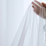 Voilage blanc translucide, idéal pour une ambiance lumineuse et élégante dans votre intérieur. Parfait pour filtrer délicatement la lumière tout en préservant l'intimité. Accessoire décoratif incontournable pour les fenêtres modernes.
