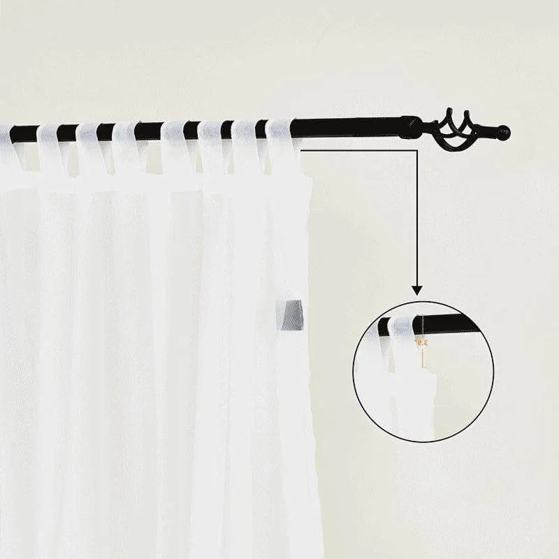 Tringle à rideau noire avec rideau blanc suspendu, détail des attaches, décoration moderne pour fenêtres, solution élégante pour l'habillage intérieur, accessoires de maison, optimisation de la lumière naturelle.