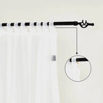 Tringle à rideau noire avec rideau blanc suspendu, détail des attaches, décoration moderne pour fenêtres, solution élégante pour l'habillage intérieur, accessoires de maison, optimisation de la lumière naturelle.