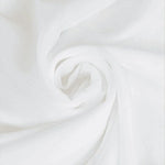 Voile blanc drapé en spirale élégante, texture légère et douce, idéal pour décoration intérieure ou projets créatifs.
