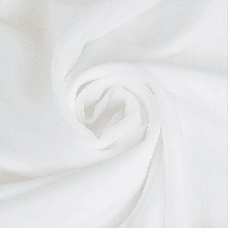 Voile blanc drapé en spirale élégante, texture légère et douce, idéal pour décoration intérieure ou projets créatifs.