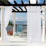 Rideaux d'extérieur élégants, parfaits pour habiller une pergola face à la mer. Profitez d'une ambiance relaxante grâce à ces rideaux qui apportent intimité et style à votre espace extérieur. Idéaux pour créer une atmosphère de détente sur votre terrasse tout en appréciant la vue sur l'océan. Créez un coin ombragé et accueillant grâce à ces accessoires décoratifs essentiels pour les beaux jours.