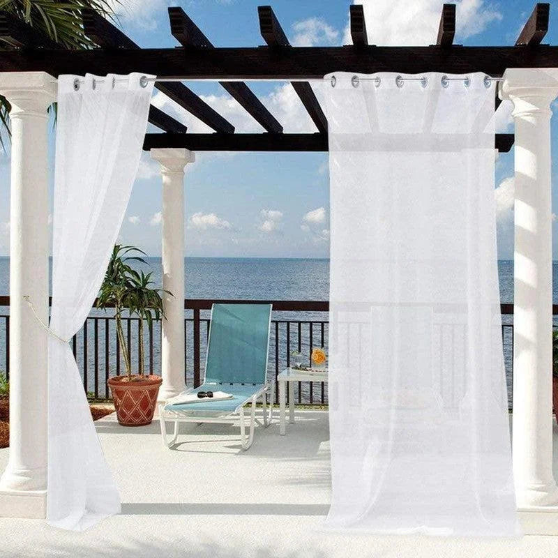 Rideaux d'extérieur élégants, parfaits pour habiller une pergola face à la mer. Profitez d'une ambiance relaxante grâce à ces rideaux qui apportent intimité et style à votre espace extérieur. Idéaux pour créer une atmosphère de détente sur votre terrasse tout en appréciant la vue sur l'océan. Créez un coin ombragé et accueillant grâce à ces accessoires décoratifs essentiels pour les beaux jours.