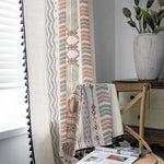 Rideaux décoratifs avec motifs géométriques ethniques colorés, idéal pour ajouter une touche de style et d'élégance à votre intérieur. Parfait pour le salon ou la chambre, ce rideau apporte une ambiance chaleureuse et originale à votre espace, associé à son design moderne et ses couleurs attrayantes. Accessoire de décoration intérieure tendance et polyvalent.