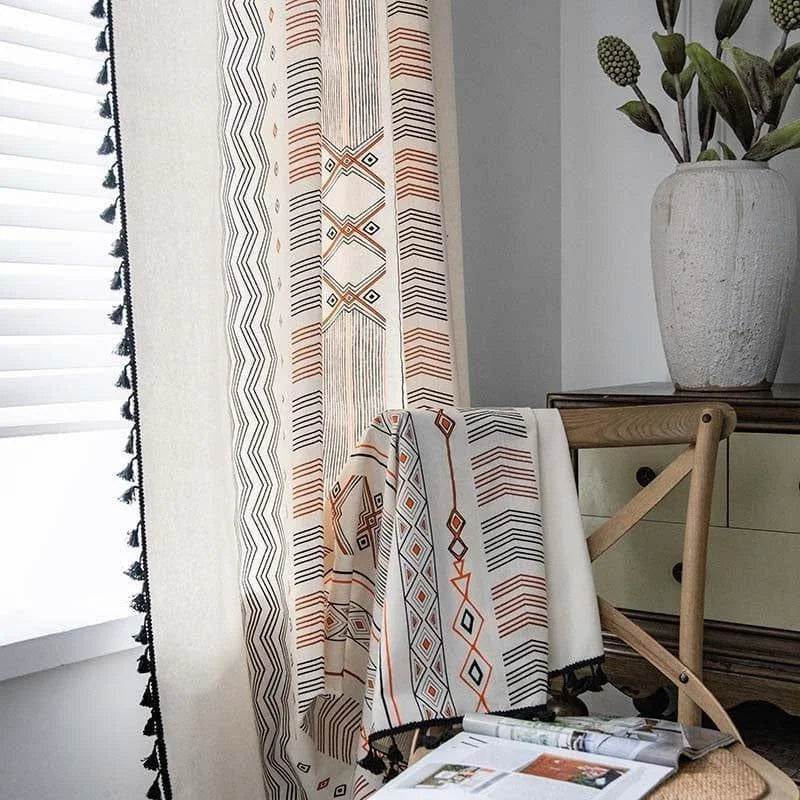 Rideaux décoratifs avec motifs géométriques ethniques colorés, idéal pour ajouter une touche de style et d'élégance à votre intérieur. Parfait pour le salon ou la chambre, ce rideau apporte une ambiance chaleureuse et originale à votre espace, associé à son design moderne et ses couleurs attrayantes. Accessoire de décoration intérieure tendance et polyvalent.