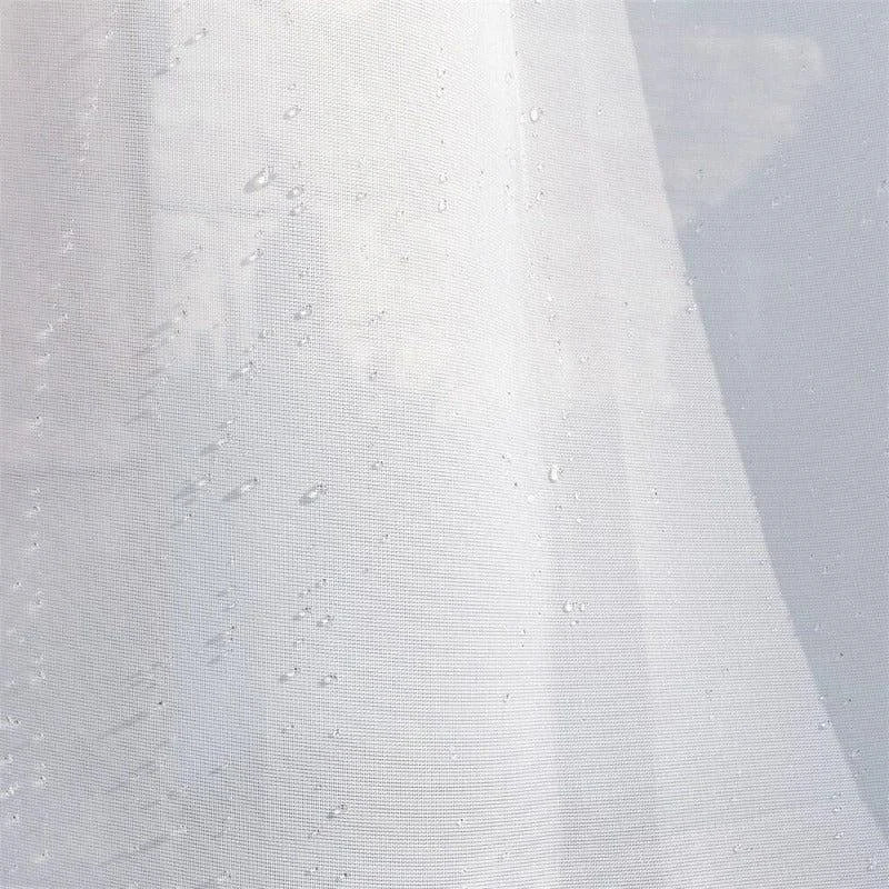 Rideau imperméable blanc, idéal pour salle de bain, avec design épuré et gouttelettes en relief. Ajustement facile et protection optimale contre l'eau, parfait pour un usage quotidien et complément chic à votre décoration intérieure.