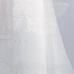 Rideau imperméable blanc, idéal pour salle de bain, avec design épuré et gouttelettes en relief. Ajustement facile et protection optimale contre l'eau, parfait pour un usage quotidien et complément chic à votre décoration intérieure.