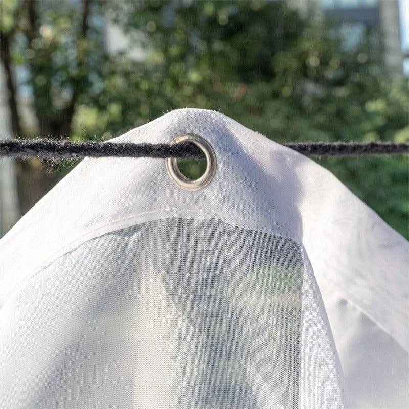 Bâche résistante avec œillet métallique durable pour fixation facile, idéale pour protéger vos biens en extérieur, vue détaillée du système d'attache pratique et fiable. Accessoire essentiel pour jardinage et aménagement extérieur, offrant une protection efficace contre les éléments.