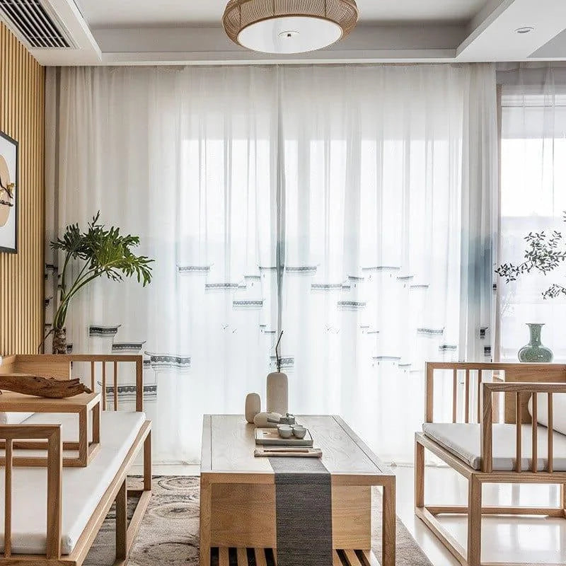 Salon élégant et lumineux avec rideaux blancs contemporains, parfaits pour créer une atmosphère apaisante et naturelle. Mobilier en bois au design épuré, idéal pour un intérieur moderne. Optimisez votre espace de vie avec cette décoration harmonieuse et fonctionnelle, alliant esthétisme et confort.