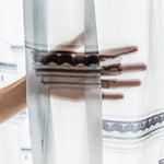 Voilage semi-transparent avec motif architectural, idéal pour ajouter une touche de modernité à votre intérieur. Parfait pour laisser entrer la lumière tout en préservant l'intimité, ce rideau élégant s'harmonise avec divers styles de décoration.